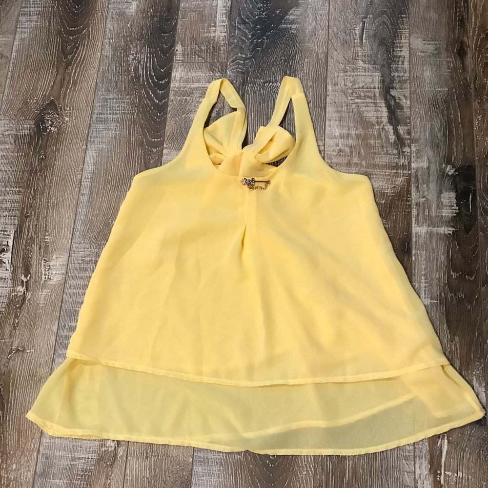 💞 Yellow shirt with small bow brooch accessory 💞